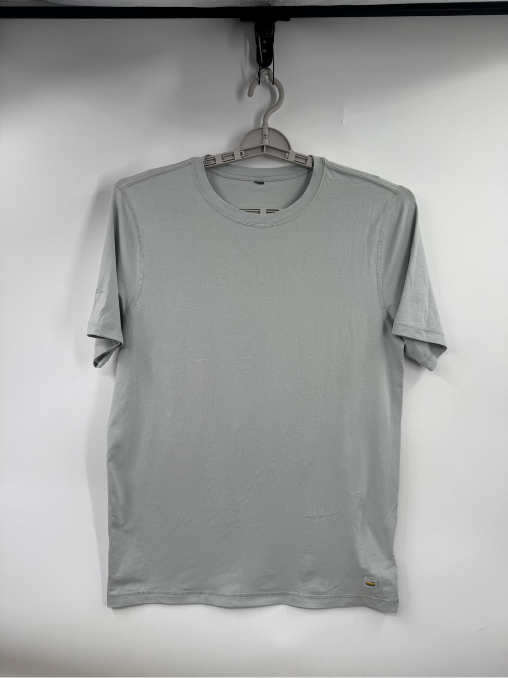 Vuori Men's Gray Solid Crew Neck Short Sleeve Logo T-Shirt Size M